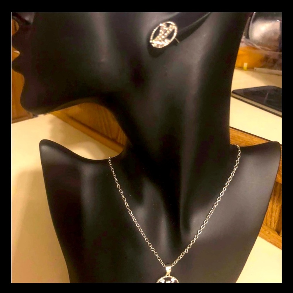SILVER OR GOLD L/V Crystal Circle Pendant Necklace